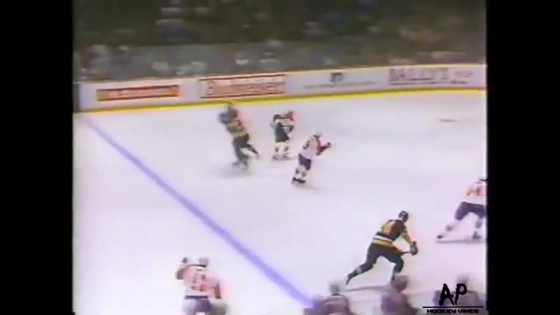 Eric lindros smashes ulf samuelsson