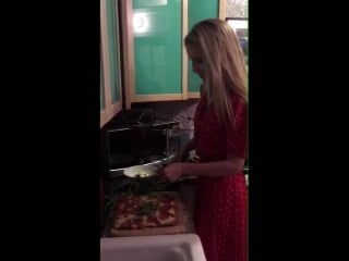 Dianna agron cooking some pizza in new york city diannaagron quinnfabray pizza newyorkcity via matthew makar instagramstories