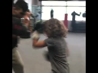 Девочки занимаются карате