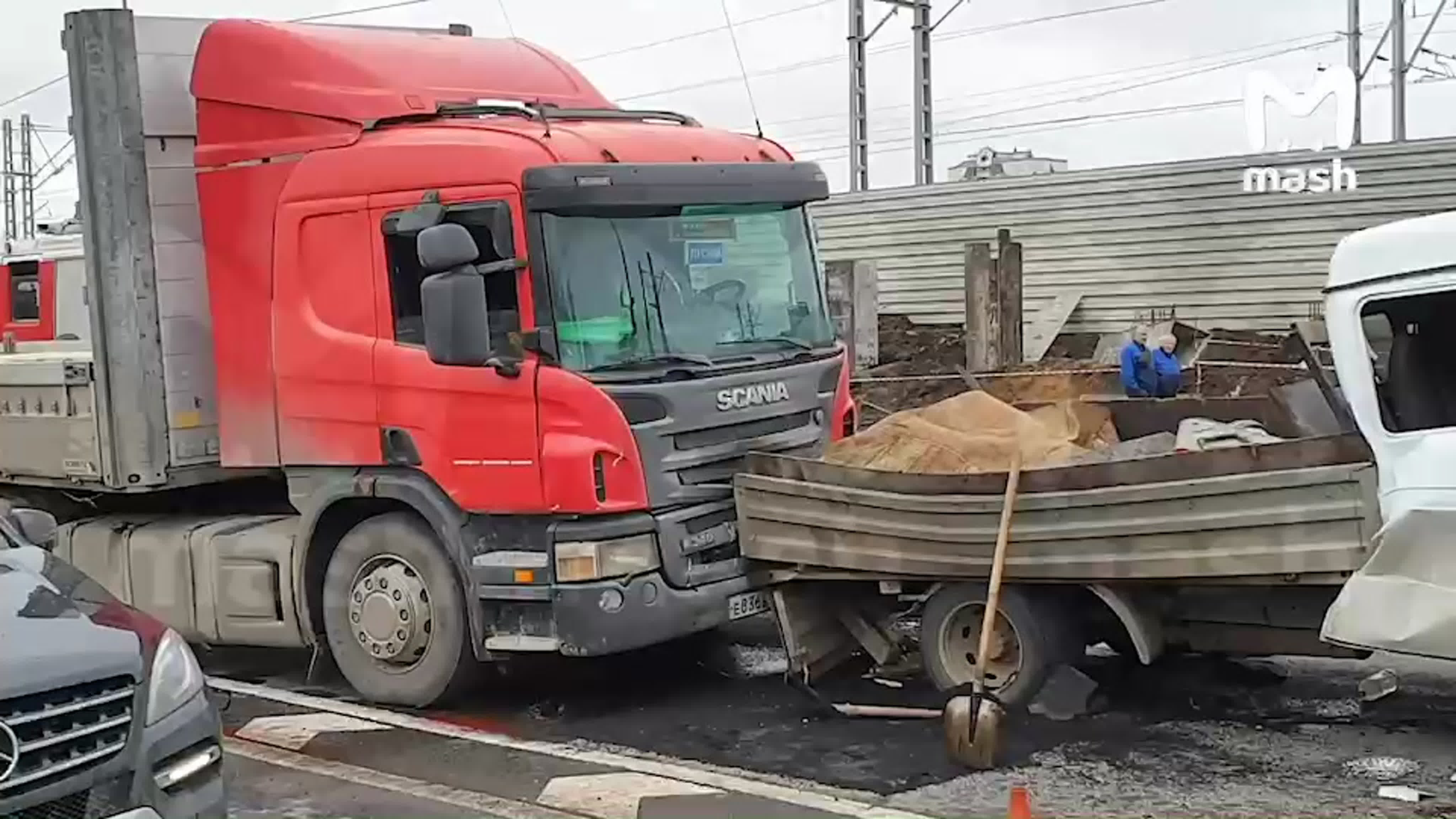 Фура протаранила автомобиль рабочих, которые ремонтировали дорогу, на  люблинской улице в москве - BEST XXX TUBE