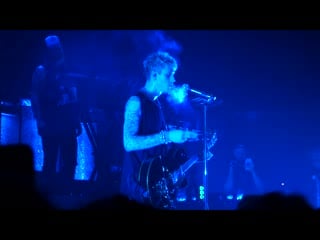 Machine gun kelly bad things 🚬 + ocean eyes 👀 + wonderwall ♪ live in paris @ elysee