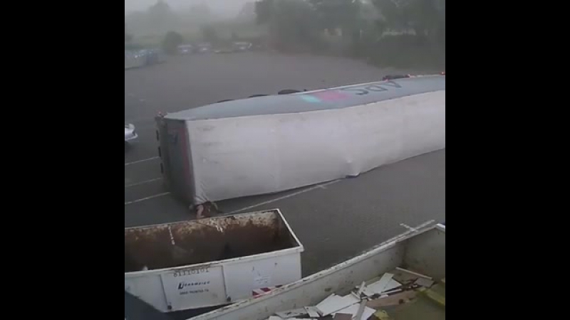 Жорстка! моцны вецер у нямеччыне перакуліў фуру на кіроўцу беларуса