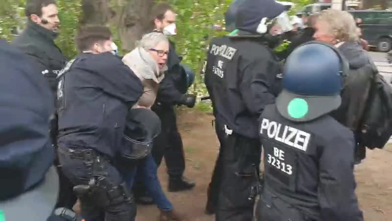 Friedliche frau wird verhaftet