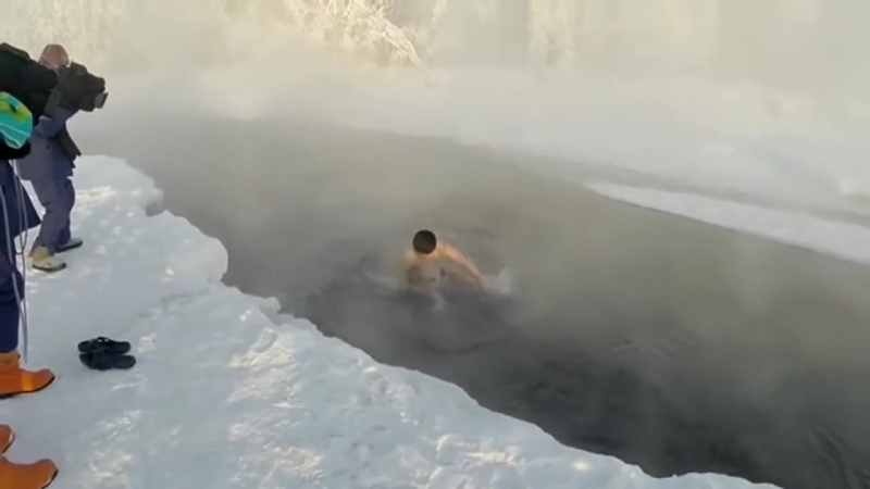 Японский турист в оймяконе якутия, температура воздуха в этот день была 60°c