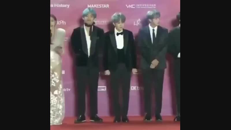 Yoongi konnte es kaum erwarten wieder ins warme zu kommen
    haha
    lil meow meow ist kalt