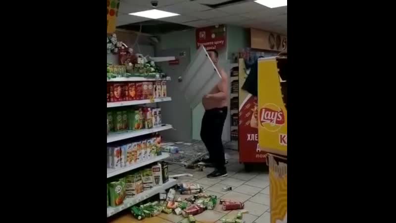 Вписка громит магазин, вписался в пятёрочке, я всё оплачу, гуляй мужик