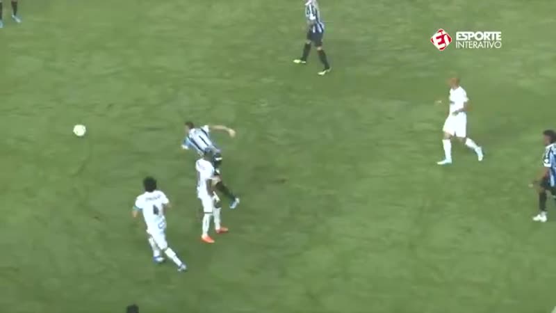 Эвертон эффектно прокинул между ног