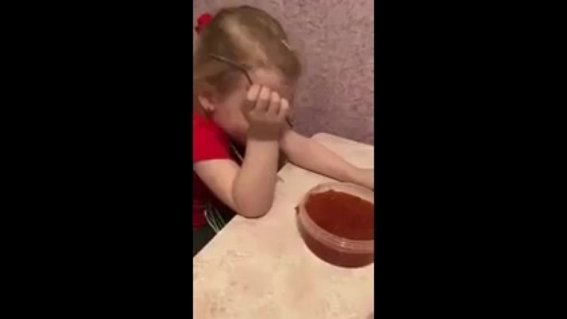 Девочка кушает красную икру