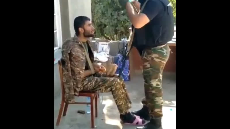 Армянский солдат целует азербайджанский флаг