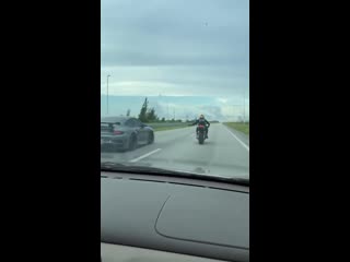 Байкер решил поиграть в гонки