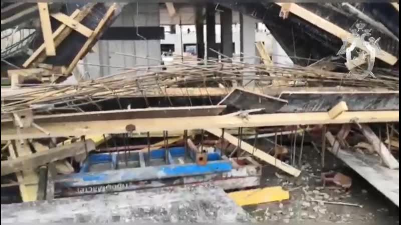 В ленобласти обрушились строительные леса, 7 человек пострадали