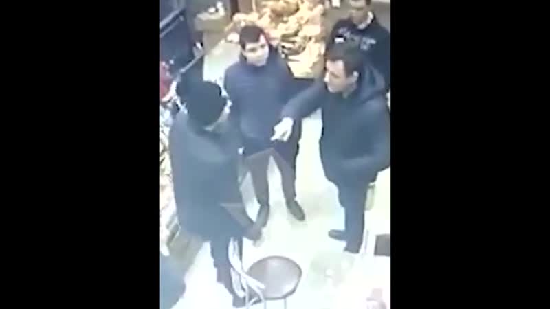 Лежачего били ногами видео жестокой драки в уфимском магазине