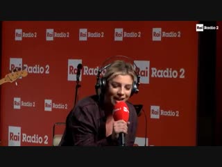 Emma marrone canta il nuovo singolo "mondiale" live a #radio2socialclub! 🎶🎙