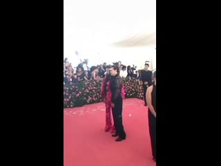 Гарри стайлс и алессандро микеле на розовой дорожке met gala, 06/05