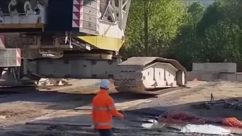 Падение крана в италии ( крановщик успел выпрыгнуть )