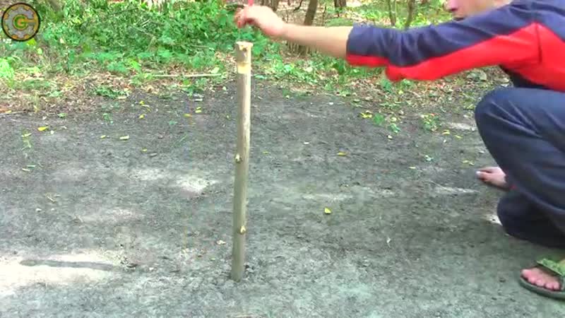 Парень показывает как создавать простые ловушки для выживания