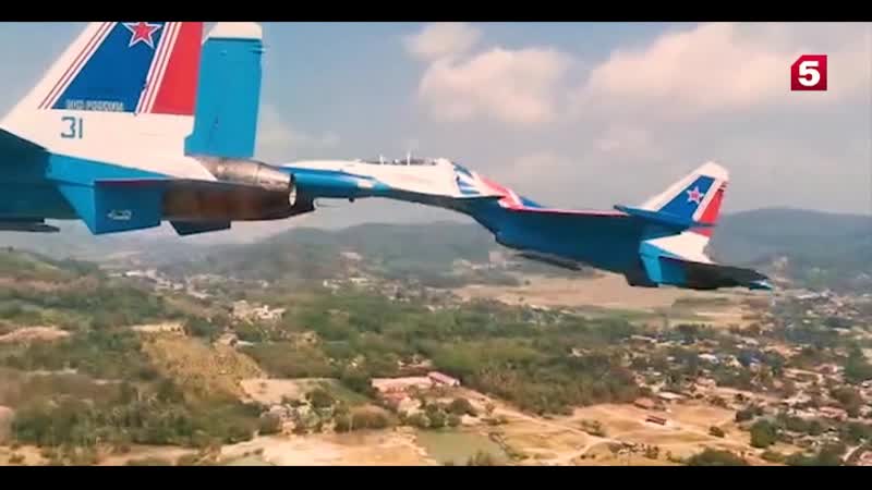 "русские витязи" показали пролёт в звене из кабины пилота