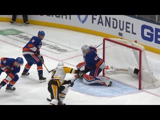 Robin lehner uses pad to shut down matt cullen in tight