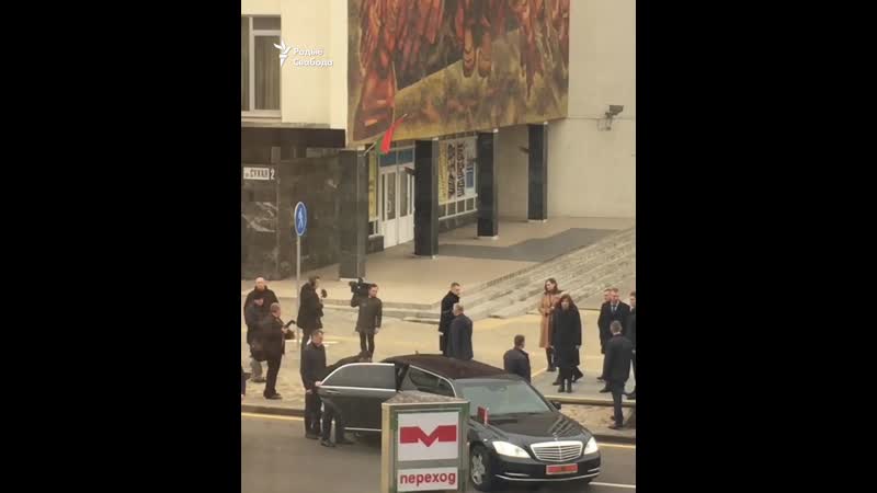 Лукашэнка праехаў на мэтро да перасадачнай станцыі «юбілейная» і зьехаў з вуліцы квальварыйскай разам са сваім картэжам