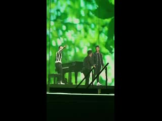 Kevin left joe hanging this man froze until he got his high five @joejo mp4