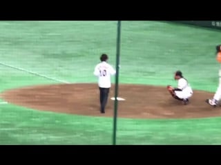 0413 kame & kimuras ceremonial first pitch in tokyo dome