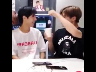 Jeno trying to hypnotize himself and renjun with a teabag this yall kpop boys kskskhsdh