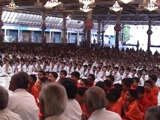 Sai love primary school students chanting vedas to swami