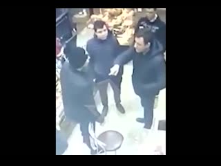 Лежачего били ногами видео жестокой драки в уфимском магазине