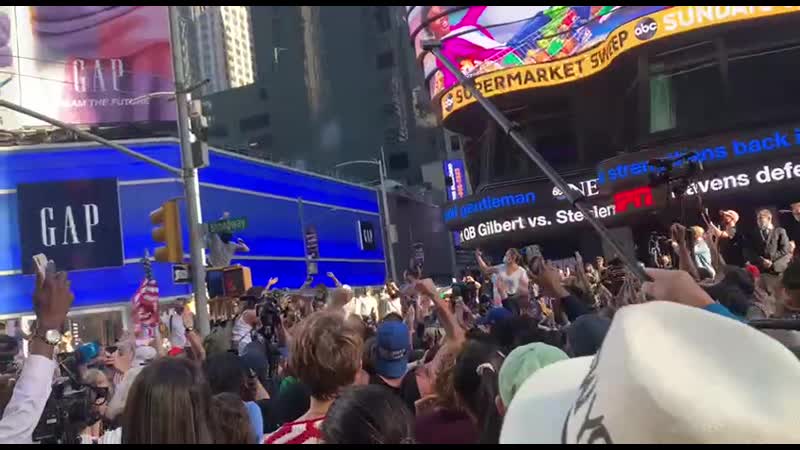 Люди на таймс сквер ликуют джо байден новый президент сша