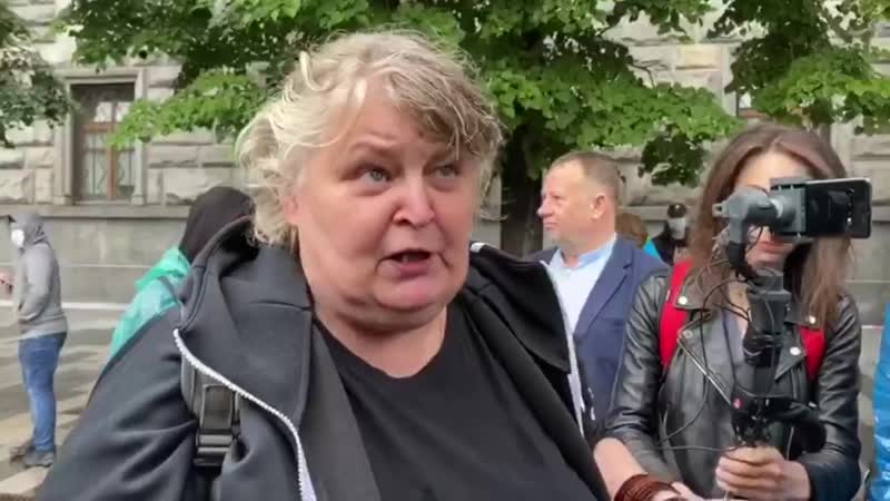 Одиночные» пикеты люди с благостными светлыми лицами передают друг другу плакаты в поддержку фигурантов дела «нового величия»