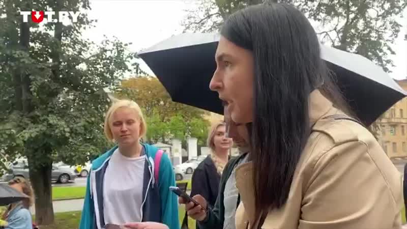 Бывший следователь общается с силовиком после разгона студентов в минске