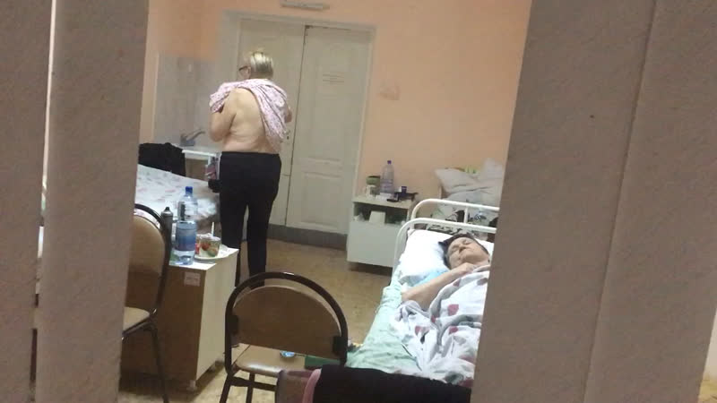 Переодевается в окошке📸