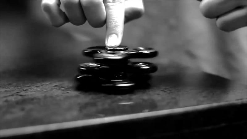 Почему люди начали крутить спиннеры