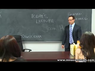 Учитель ебет студентку с маленькими сиськами и заливает ей лицо кончой