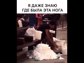 Нигга в метро нью йорка чистит копыта