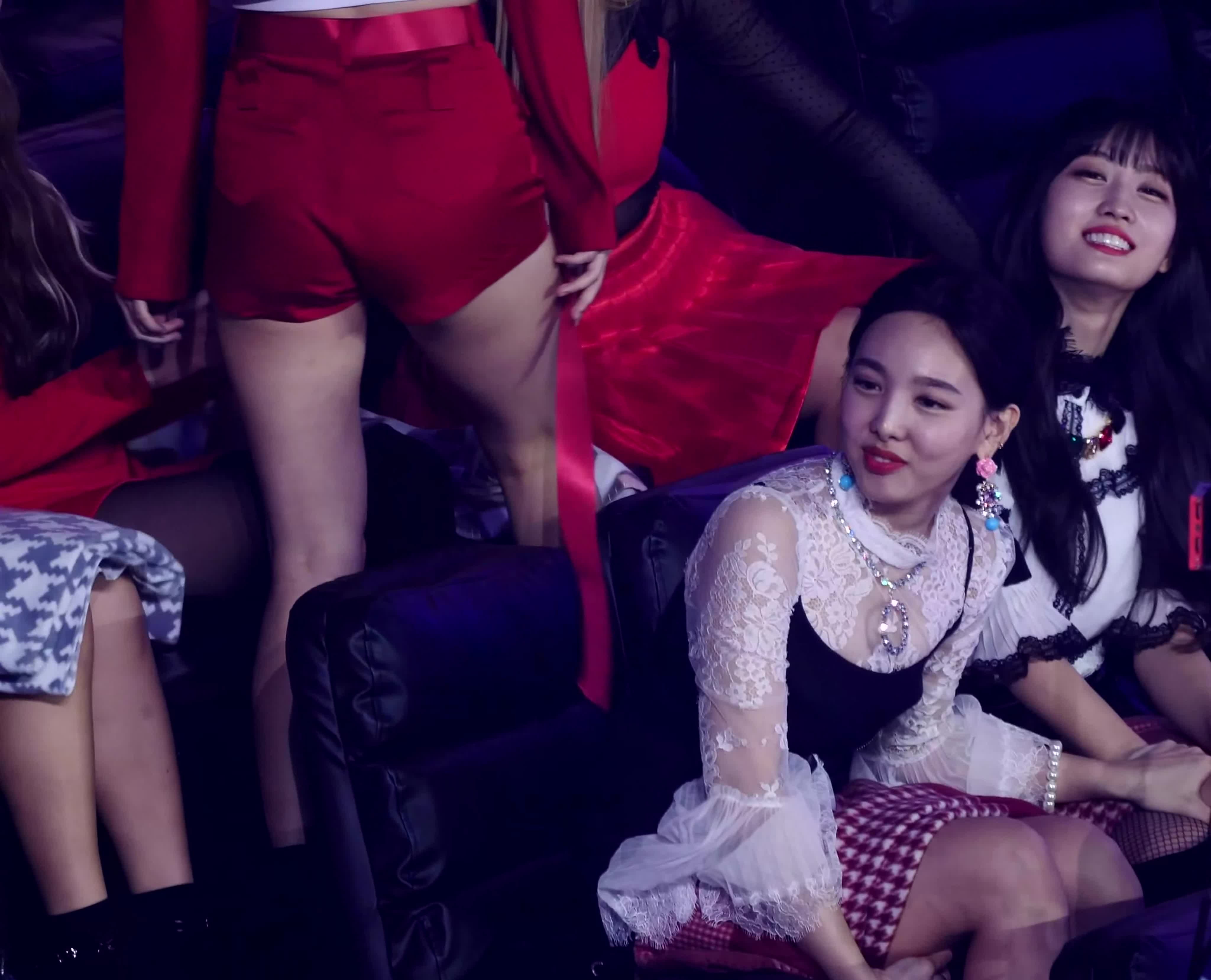 MOMOLAND  upskirt 