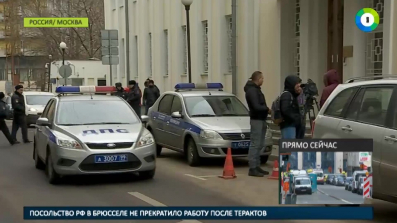 Москвичи несут цветы к посольству бельгии