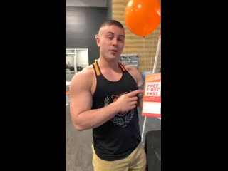 Sebastian hook working in his gym ( gayhoopla / instagram live )