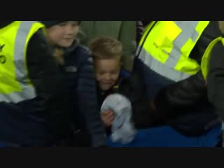 Киран вествуд дарит футболку болельщику