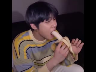 Yeonjun singing the minions banana song (720p) mp4