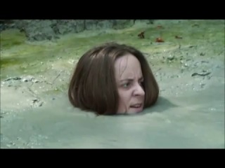 Говорила что утонешь. Девочка в болоте.