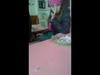 Аня ковыряется в носу