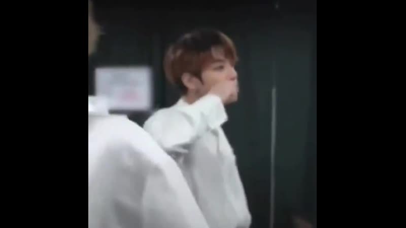 Чистит свои кроличьи зубки🐰