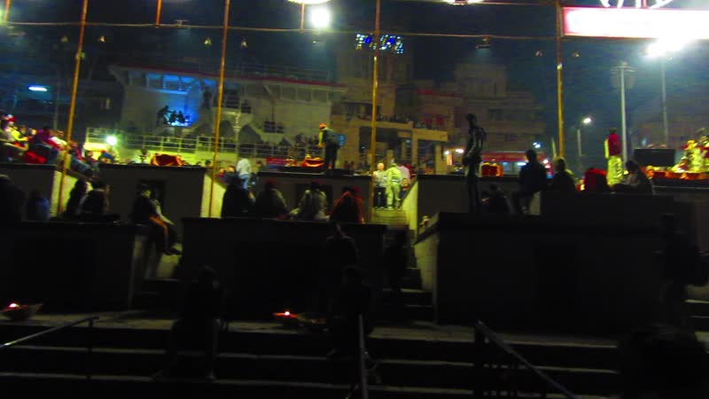 Индия варанаси на берегу реки ганг перед службой арати 1 я часть