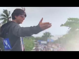 King khan waving to the fans outside mannat as he wishes them eidmubarak ️ eidaladha