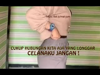 Meme cewek berjilbab cukup hubungan kita aja yang longgar, celanaku jangan !