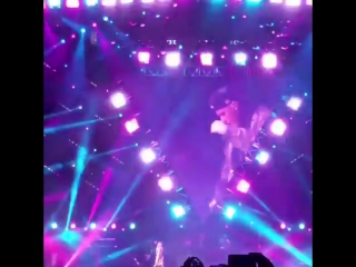 Video of justin bieber on stage with j balvin at calibash 2016 in los angeles, california (january 24)