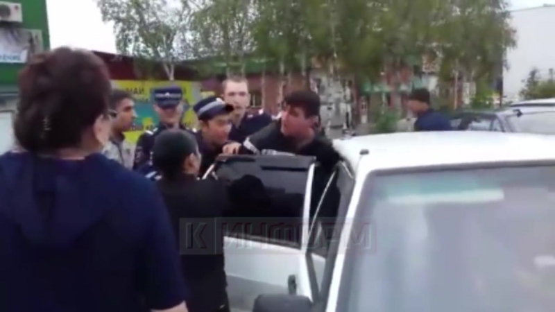 В сургуте торгаши пытались отбить у полицейских задержанного нелегала