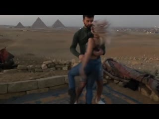 Sara lopez and ronie saleh dancing at the pyramids