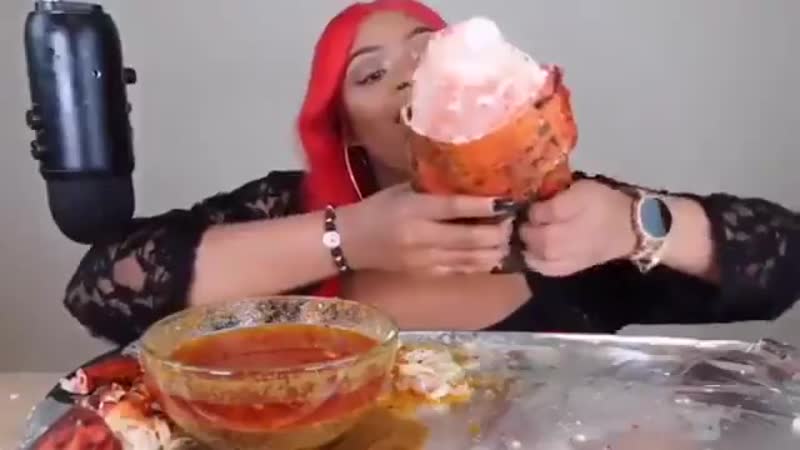 Чтоб я так жил огромный лобстер съела девушка нереальный омар морепродукты супер видео шок приколы интересное ужас юмор 18+